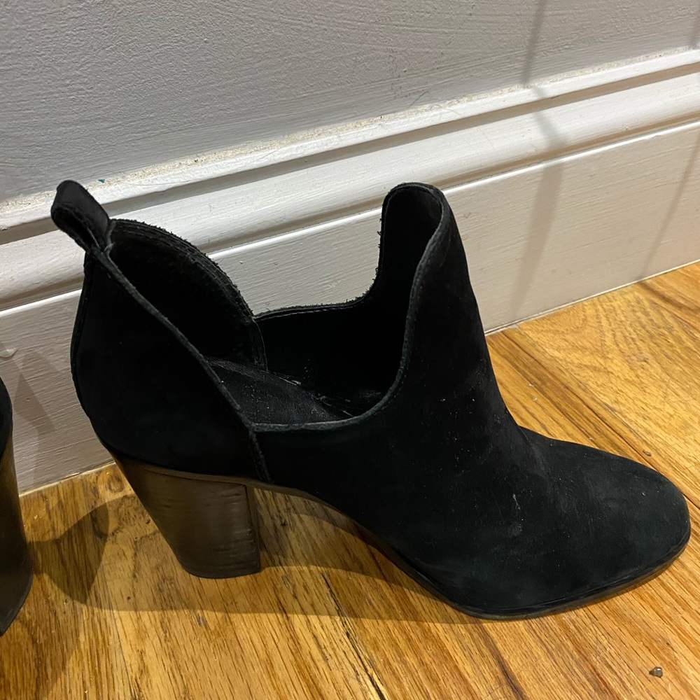 Lightly warn Vince Camino booties